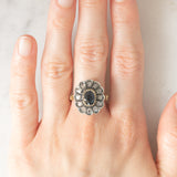 Anello a margherita vintage in stile antico in oro giallo 18K e argento con zaffiro (1ct ca.) e diamanti di taglio rosetta (0.36ctw ca.), anni ‘60/‘70