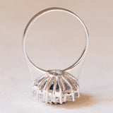 Vintage-Gänseblümchenring aus 14 Karat Weißgold mit Saphiren (ca. 2 ct) und Diamanten im Brillantschliff (ca. 0.80 ctw), 70er Jahre