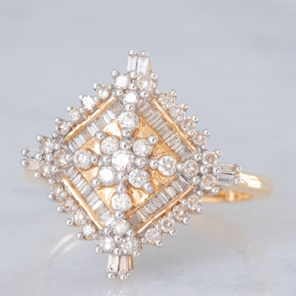 Anello vintage in oro giallo e bianco 14K con diamanti di taglio brillante e baguette (0.75ctw ca.), anni ‘70/‘80