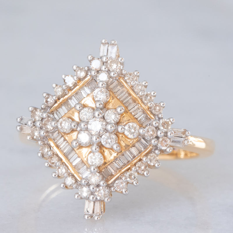 Anello vintage in oro giallo e bianco 14K con diamanti di taglio brillante e baguette (0.75ctw ca.), anni ‘70/‘80