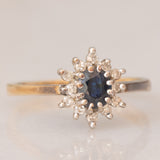 Anello a margherita vintage in oro giallo 9K con zaffiro (0.40ct ca.) e diamanti (0.12ctw ca.), anno 1986