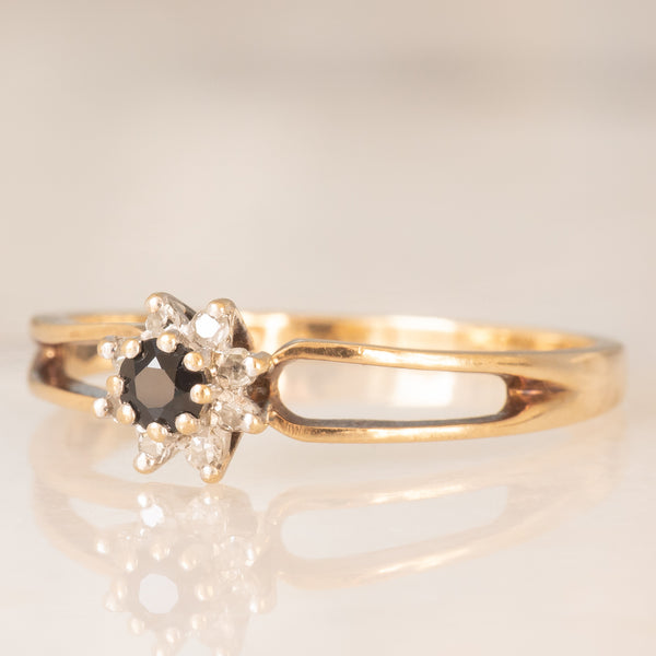 Anello a margherita in oro giallo 9K con zaffiro (0.08ct ca.) e diamanti (0.06ctw ca.), anni ‘70/‘80