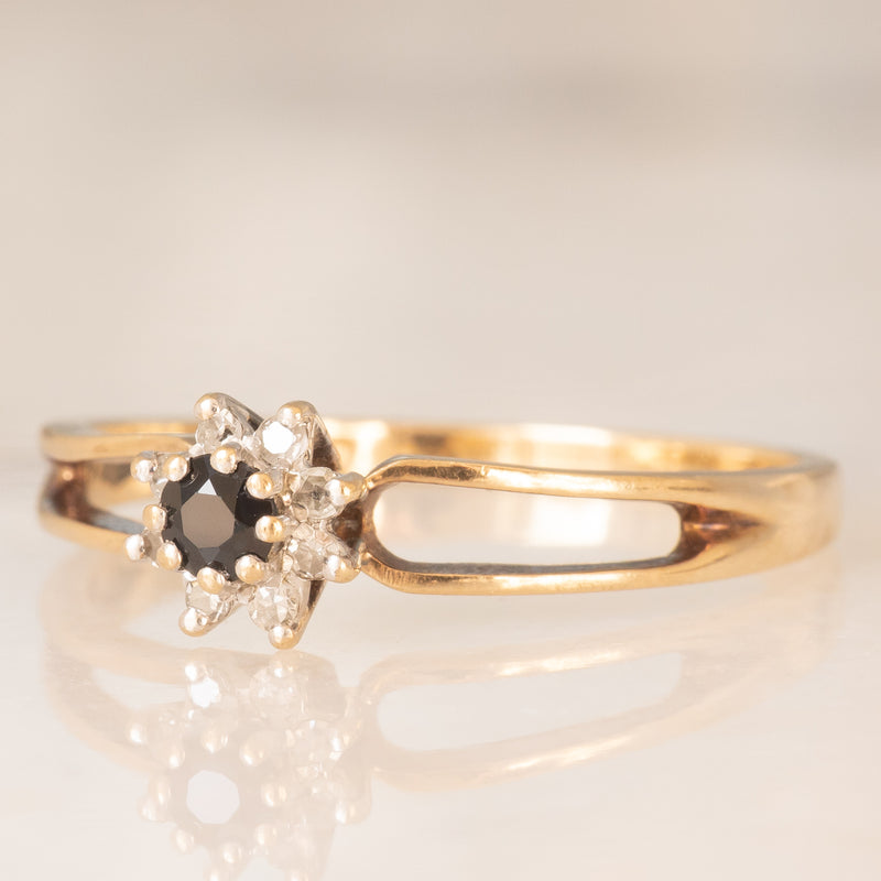 Anello a margherita in oro giallo 9K con zaffiro (0.08ct ca.) e diamanti (0.06ctw ca.), anni ‘70/‘80