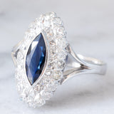Anello a margherita navette in oro bianco 14K con zaffiro (1ct ca.) e diamanti (0.72ctw ca.), anni ‘70/‘80