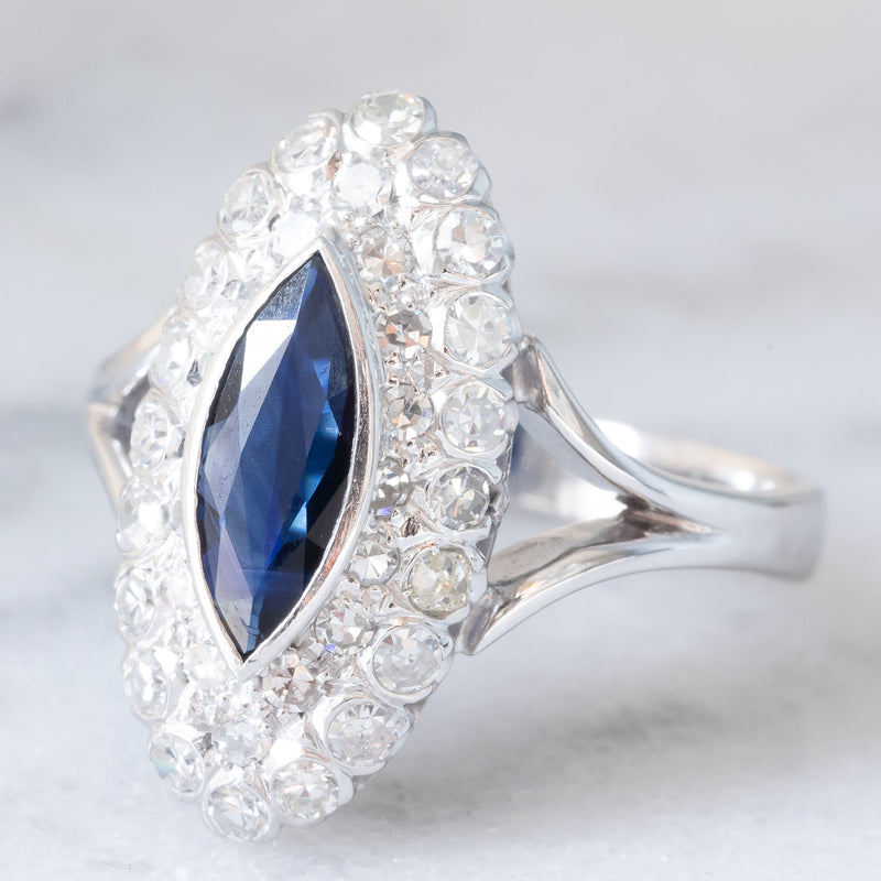 Anello a margherita navette in oro bianco 14K con zaffiro (1ct ca.) e diamanti (0.72ctw ca.), anni ‘70/‘80