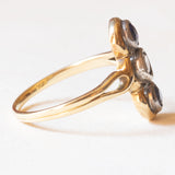 Trilogie-Ring aus 18 K Gelbgold und Silber mit synthetischen Saphiren (ca. 0.60 ctw) und Diamant im Rosettenschliff (ca. 0.20 ct), 30er/40er Jahre