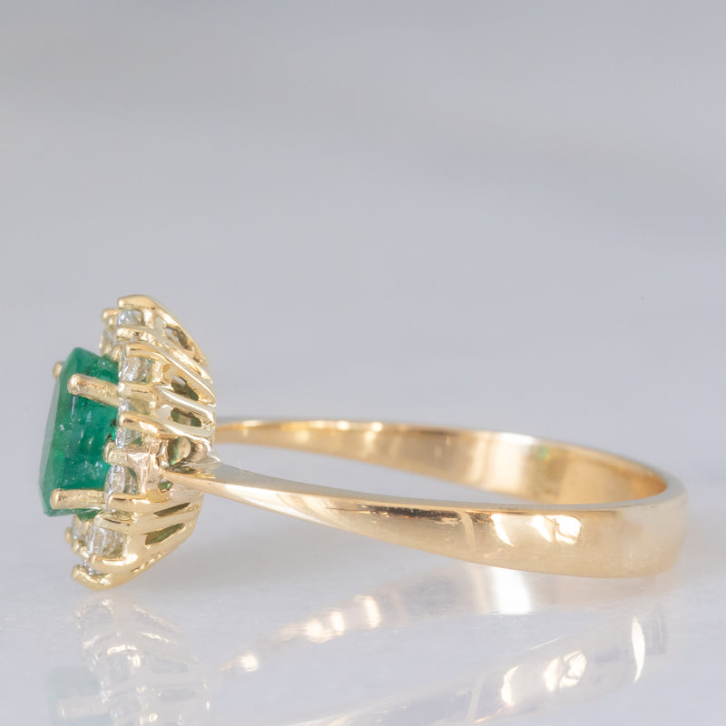 Anello a margherita vintage in oro giallo 18K e 14K con smeraldo (0.60ct ca.) e diamanti di taglio brillante (0.30ctw ca.), anni ‘70/‘80