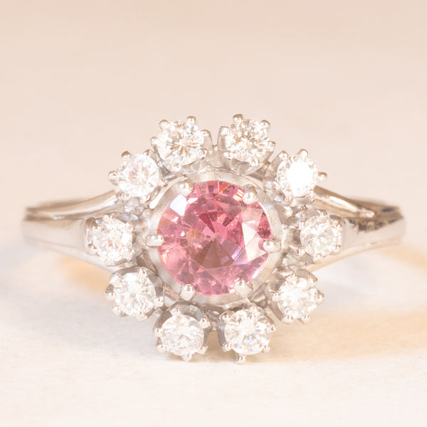 Anello a margherita vintage in oro bianco 18K con tormalina rosa (0.65ct ca.) e diamanti di taglio brillante (0.70ctw ca.), anni ‘70