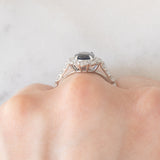 Anello a margherita vintage in platino con zaffiro (1.40ct) e diamanti di taglio brillante (0.94ctw), anni ‘80/‘90