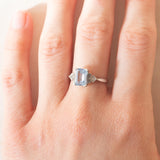 Vintage-Ring im Art-Déco-Stil aus 9-karätigem Weißgold mit blauem Topas (ca. 1.40 ct) und Diamanten (ca. 0.02 ctw),