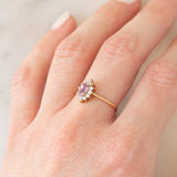 Anello a margherita in oro giallo 9K con zaffiro viola sintetico (0.25ct) e zirconi bianchi
