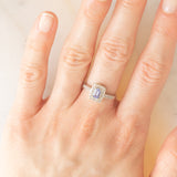 Anello a margherita in oro bianco 9K con tanzanite (0.30ct ca.) e diamanti (0.15ctw ca.), anni ‘90