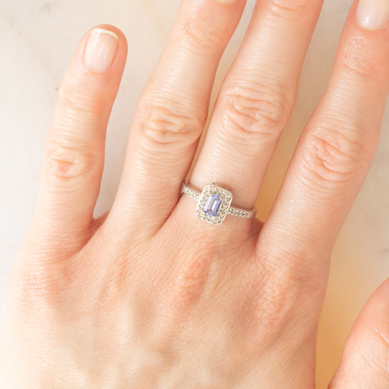 Anello a margherita in oro bianco 9K con tanzanite (0.30ct ca.) e diamanti (0.15ctw ca.), anni ‘90