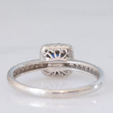 Anello a margherita vintage in oro bianco 9K con zaffiro di taglio carré (0.20ct ca.) e diamanti (0.38ctw ca.), anni ‘90/anni ‘2000