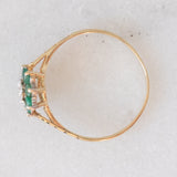 Anello a fiore vintage in oro giallo 9K con smeraldi (0.36ctw ca.) e diamante (0.01ct ca.), anni ‘70/‘80