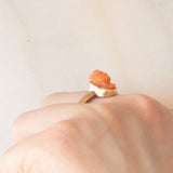 Anello vintage in oro giallo 8K con cammeo su corallo arancione rappresentante viso di donna, anni ‘40/‘50