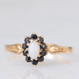 Vintage-Gänseblümchenring aus 9-karätigem Gelbgold mit Opal (ca. 0.15 ct) und Saphiren (ca. 0.20 ctw), Jahr 1986