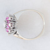 Anello a fiore vintage in oro bianco 14K con rubini (0.56ctw ca.) e diamanti di taglio brillante (0.40ctw ca.), anni ‘70