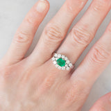 Anello vintage in oro bianco 18K con smeraldo (0.68ct ca.) e diamanti di taglio brillante (0.89ctw ca.), anni ‘70