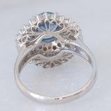 Anello a margherita vintage in platino con zaffiro (1.54ct) e diamanti (1.01ctw), anni ‘80