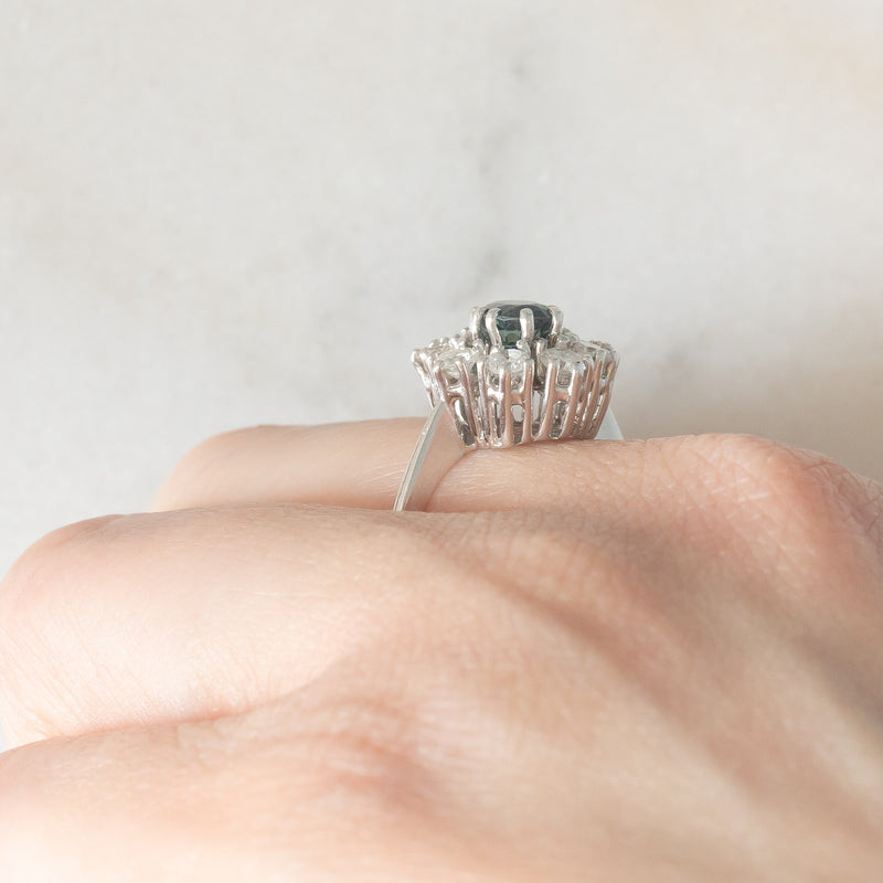 Anello a margherita vintage in oro bianco 14K con zaffiro (0.75ct ca.) e diamanti di taglio brillante (0.64ctw ca.), anni ‘60/‘70