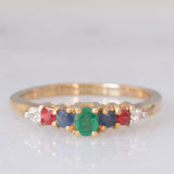Veretta vintage in oro giallo 9K con smeraldo (0.10ct ca.), rubini (0.10ctw ca.), zaffiri (0.10ctw ca.) e zirconi bianchi