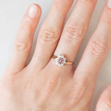 Anello a margherita vintage in oro giallo e bianco 9K con rubino (0.12ct ca.) e diamanti (0.04ctw ca.), anno 1988