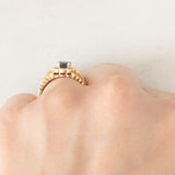 Anello a fascia + a margherita vintage in oro giallo 14K con zaffiri (0.65ctw ca.) e diamanti (0.25ctw ca.), anni ‘70
