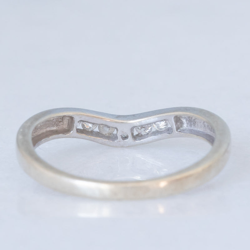 Anello a “V” vintage in oro bianco 9K con diamanti (0.10ctw ca.)