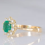 Anello a margherita vintage in oro giallo 18K e 14K con smeraldo (0.60ct ca.) e diamanti di taglio brillante (0.30ctw ca.), anni ‘70/‘80
