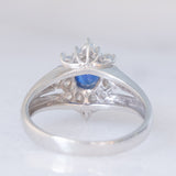 Anello a margherita vintage in platino con zaffiro (0.30ct) e diamanti (0.32ctw), anni ‘80