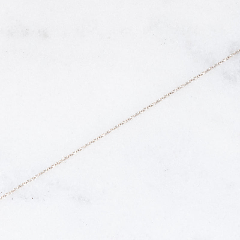 Collier vintage in stile antico con catenina in oro bianco 18K e con ciondolo in oro giallo 18K e argento con rubino (0.60ct ca.) e diamante di taglio rosetta (0.10ct ca.), anni ‘50/‘60