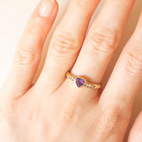 Anello vintage in oro giallo 9K con ametista di taglio trillion (0.45ct ca.) e diamanti di taglio brillante (0.09ctw ca.), anni ‘70