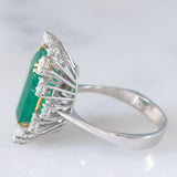 Anello a margherita vintage in oro bianco 14K con smeraldo (5.50ct ca.) e diamanti di taglio brillante (1.65ctw ca.), anni ‘70