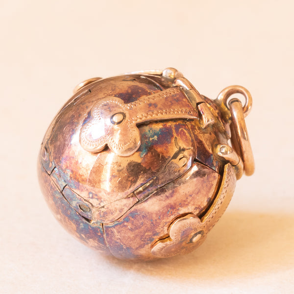 Ciondolo massonico con lamina in oro giallo 9K su argento a forma di sfera apribile e con piramidi incise con disegni