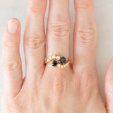 Toi et Moi francese vintage in oro giallo 18K con zaffiri di taglio smeraldo (0.80ct ca.) e diamanti di taglio brillante (0.20ct ca.), anni ‘70
