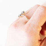 Moderner Contrarier-Ring aus 10 Karat Gelb- und Weißgold mit Spinellen (ca. 0.90 ctw) und Diamanten, Jahr 2016