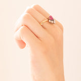 Ring aus 14-karätigem Gelb- und Weißgold mit synthetischem Rubin (ca. 0.90 ct) und Diamanten im Brillantschliff (ca. 0.50 ctw), 20er Jahre