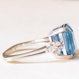 Ring aus 18-karätigem Weißgold mit blauem Topas (ca. 7 ct) und Diamanten im Marquise-Schliff (ca. 0.60 ctw), ca. 80er/90er Jahre.