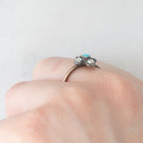 Anel antigo em forma de flor, em ouro amarelo 14K e prata, com turquesa e diamantes lapidados em rosa (aproximadamente 0.50 ct), final do século XIX.