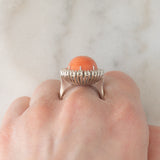 Anel de coquetel vintage em ouro branco 14K com coral laranja e diamantes (aproximadamente 0.80 ct), década de 60.