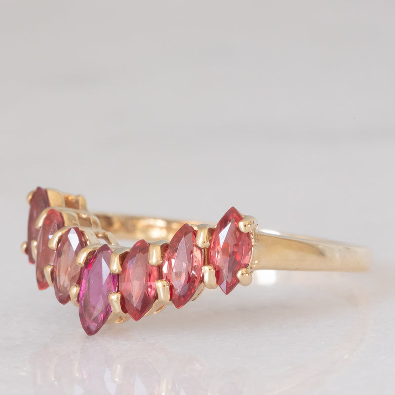 Anello moderno a “V” in oro giallo 8K con rubini (1ctw ca.), anni ‘80/‘90