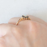Vintage-Gänseblümchenring aus 9-karätigem Gelbgold mit Opal (ca. 0.15 ct) und Saphiren (ca. 0.20 ctw), Jahr 1986