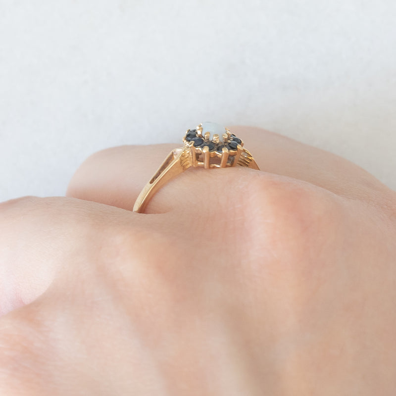 Anello a margherita vintage in oro giallo 9K con opale (0.15ct ca.) e zaffiri (0.20ctw ca.), anno 1986