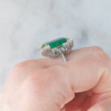 Anello a margherita vintage in oro bianco 14K con smeraldo (5.50ct ca.) e diamanti di taglio brillante (1.65ctw ca.), anni ‘70