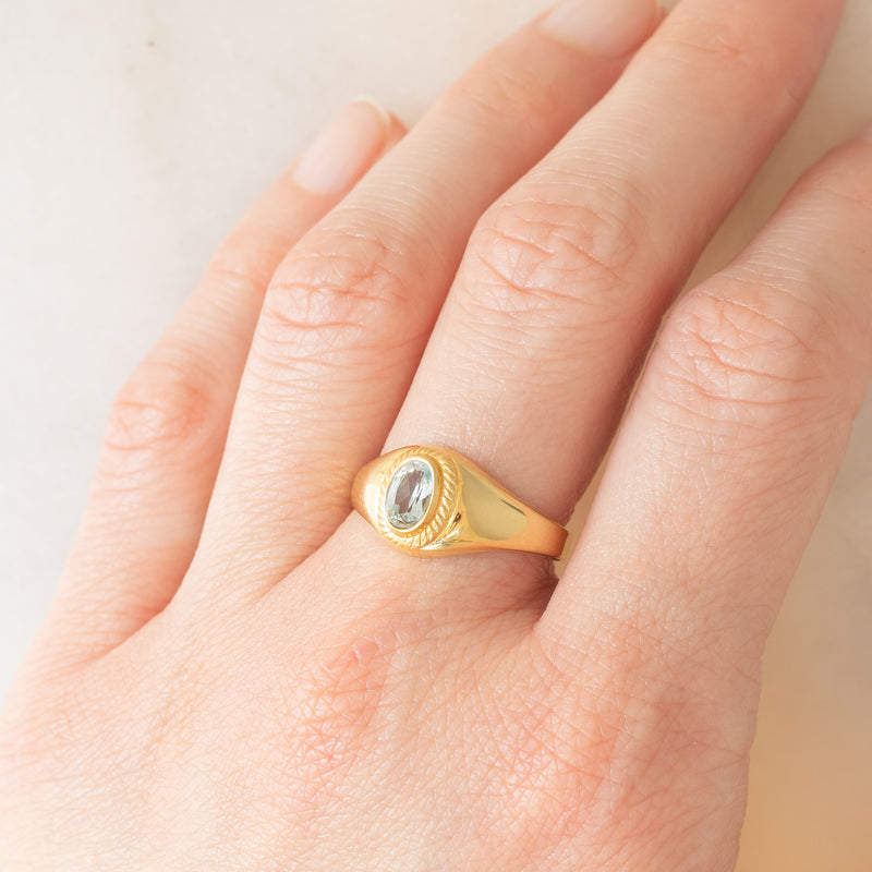 Anello chevalier vintage in oro giallo 14K con topazio azzurro, anni ‘60
