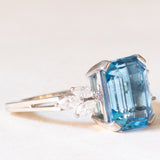 Ring aus 18-karätigem Weißgold mit blauem Topas (ca. 7 ct) und Diamanten im Marquise-Schliff (ca. 0.60 ctw), ca. 80er/90er Jahre.