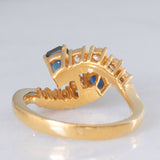 Toi et Moi francese vintage in oro giallo 18K con zaffiri di taglio smeraldo (0.80ct ca.) e diamanti di taglio brillante (0.20ct ca.), anni ‘70