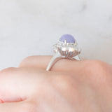 Anello a margherita in platino con giada lavanda (1.55ct) e diamanti (0.81ctw), anni ‘90