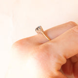 Anello vintage in oro giallo e bianco 9K con topazio azzurro (0.40ct ca.) e diamanti di taglio brillante (0.06ctw ca.), anno 1988